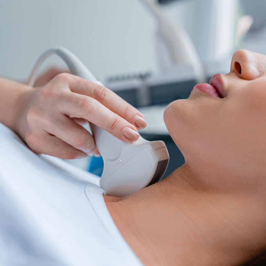 Eine Person wird mit einem Ultraschallgerät am Hals untersucht. Die Gefäßmedizin in Bremen untersucht Ihre Gefäße mithilfe von Ultraschall.